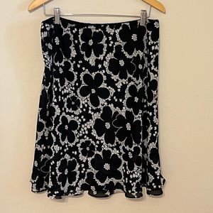 Flirty Black & White Daisy Skirt!   Size 16